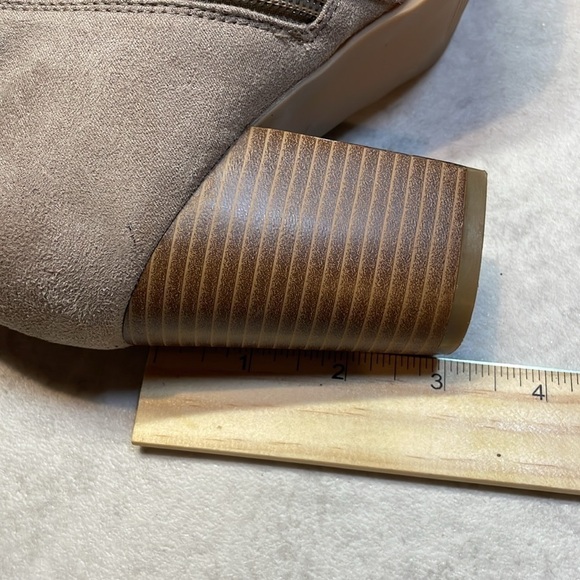 Apt. 9 women’s taupe micro suede ankle boots. Size 6. Block heel - Picture 8 of 10